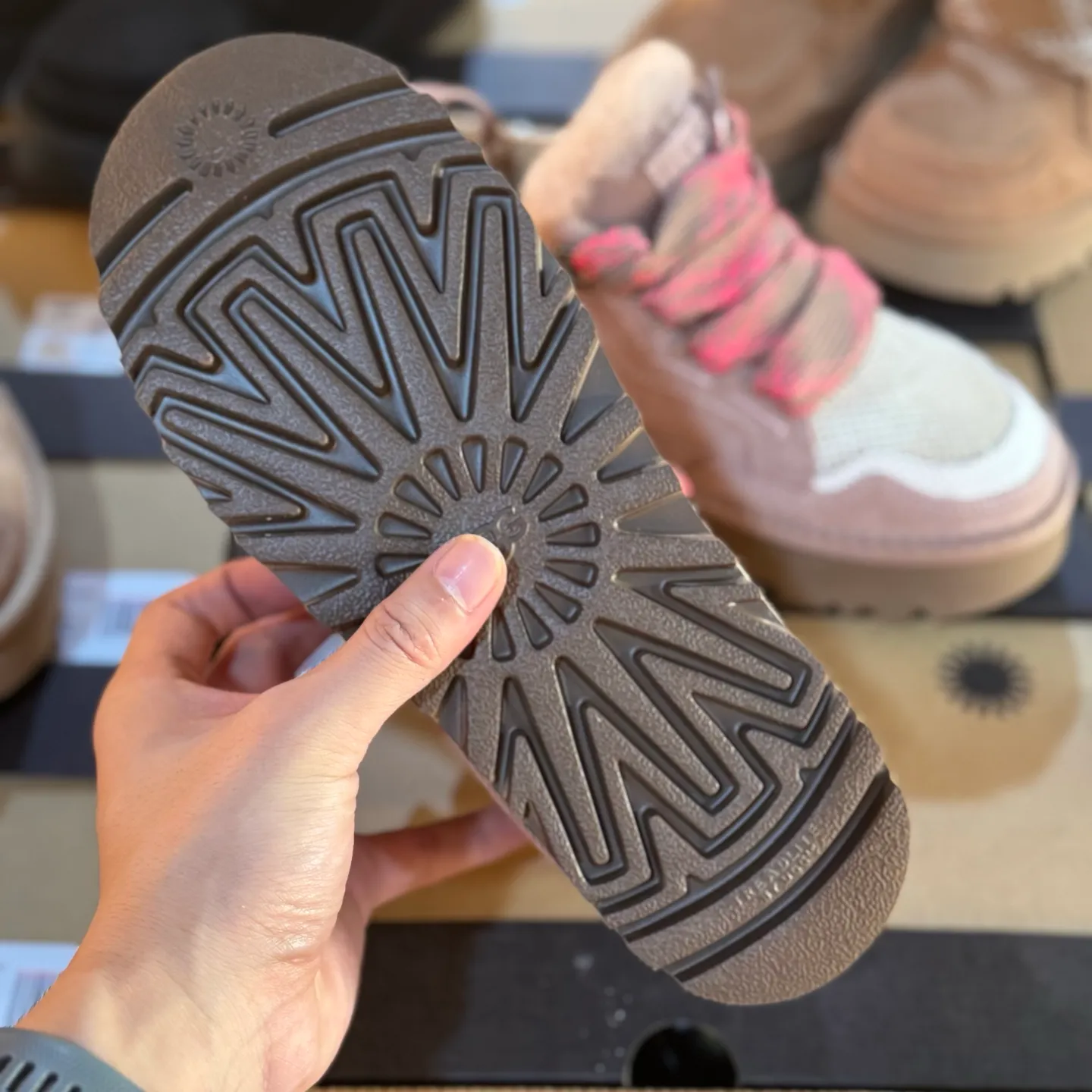 Local 💰600 OEM grade 4032 Mel series, top workmanship, super stable version ✔️ Good looks and texture, suede leather + low-key logo show retro, classic two-color shoelaces can be worn as two shoes ✔️ So comfortable that you want to weld your feet, ultra-light material + 5cm thick sole, increase height without tiring the feet, wool insoles are warm and breathable, no pressure for commuting and shopping all day long ✔️ I love the details: wide shoelaces for photos. Sizes 34-40 are suitable for a variety of foot types. Slight stains can be wiped clean with a damp cloth. The loose feeling in early autumn is all due to it. You can close your eyes and avoid stepping on thunder! 👟